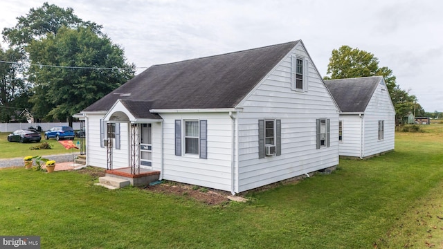 view of front of home featuring a front lawn