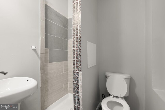 2333 Mcculloh St, Baltimore, MD 21217 - bathroom featuring a tile shower, sink, and toilet