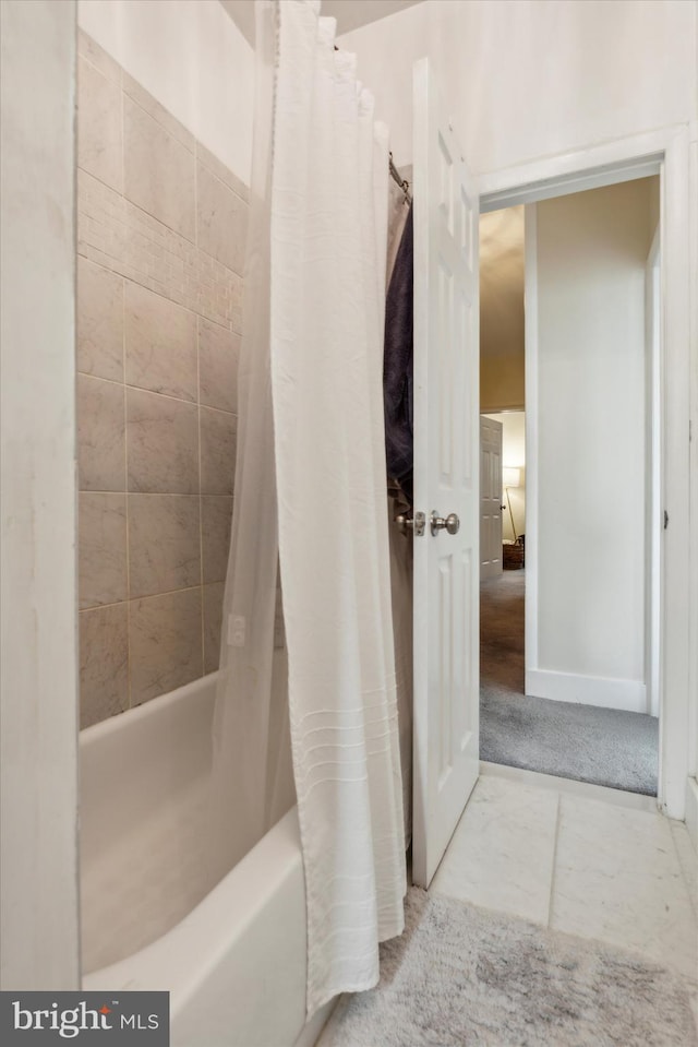 bathroom featuring shower / bathtub combination with curtain