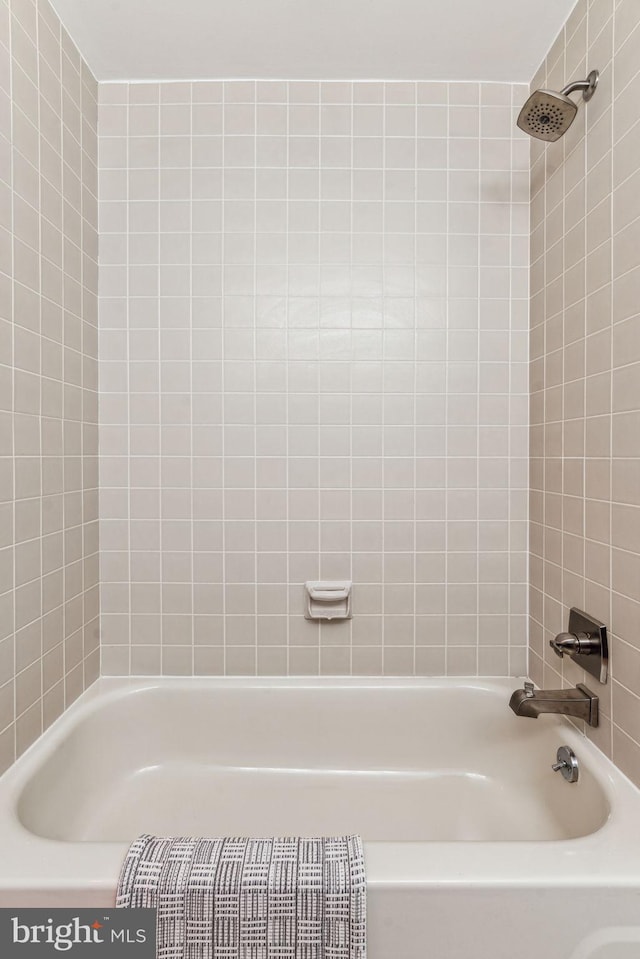 bathroom featuring tiled shower / bath