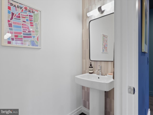 bathroom featuring sink