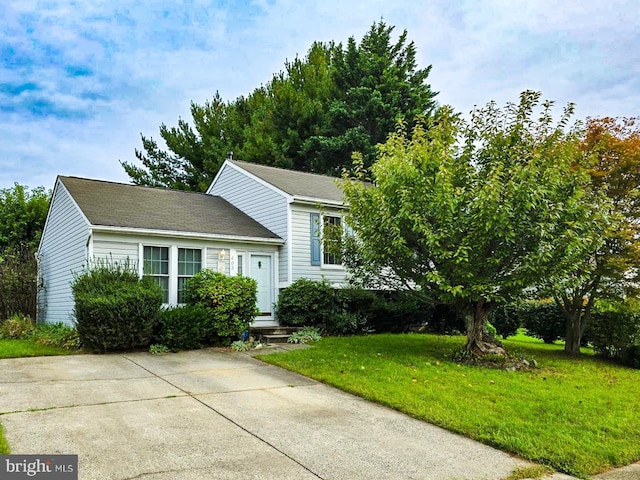 view of front of home featuring a front yard