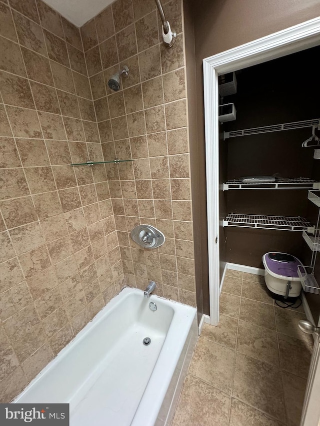 bathroom featuring tiled shower / bath combo