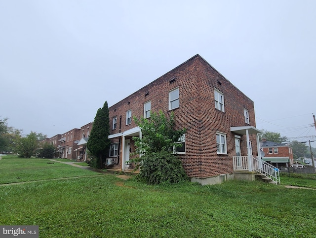 view of side of property featuring a lawn