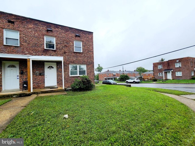 townhome / multi-family property featuring a front yard