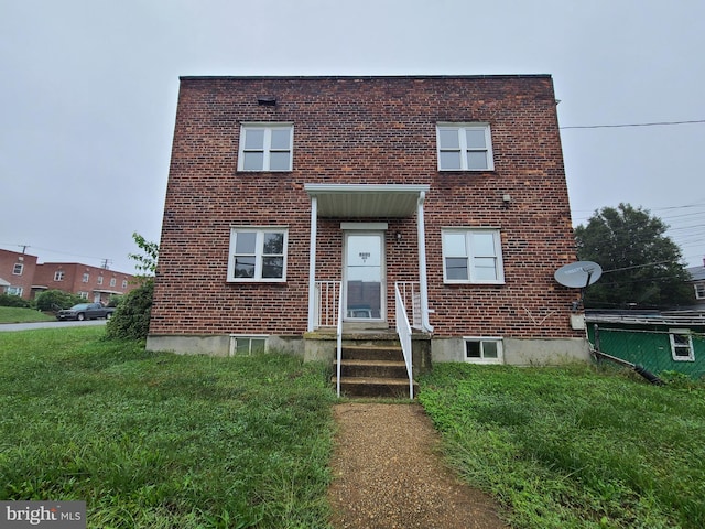 view of front facade with a front lawn