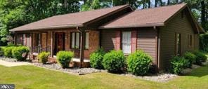 view of front facade with a front lawn