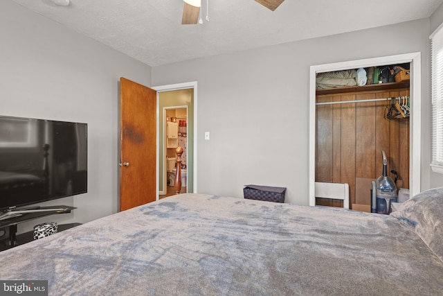 bedroom featuring ceiling fan, a textured ceiling, and a closet