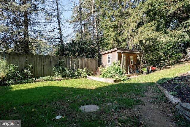 view of yard featuring a storage shed