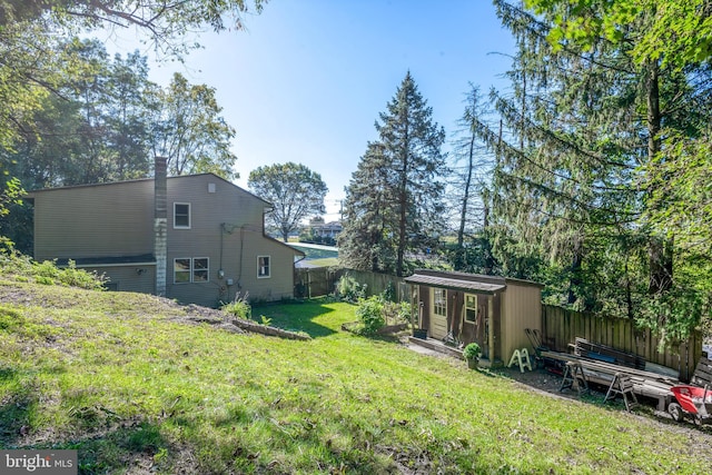 view of yard featuring a shed