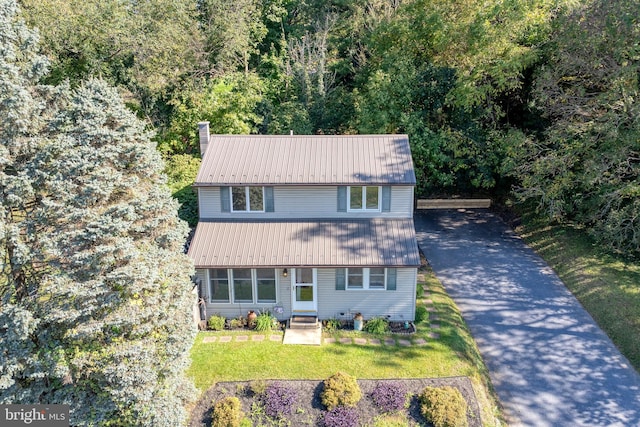 view of front of property featuring a front lawn