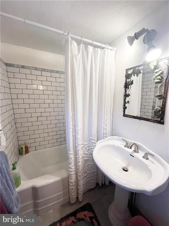 bathroom featuring shower / bath combo