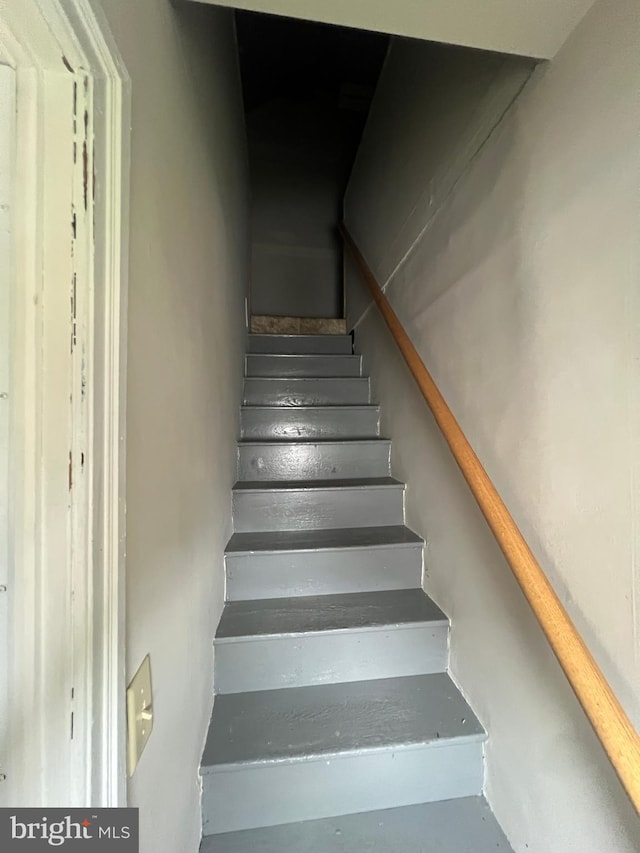 stairway featuring concrete floors