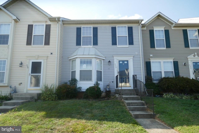 townhome / multi-family property featuring a front yard