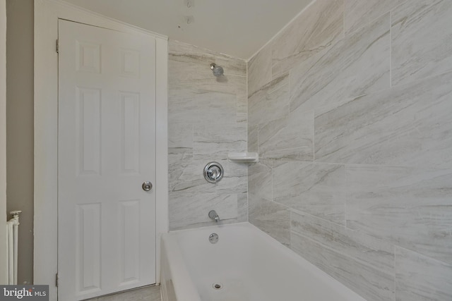 bathroom with tiled shower / bath