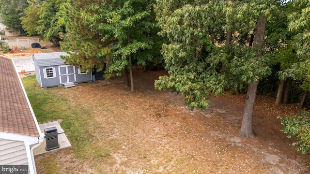 view of yard featuring a storage unit