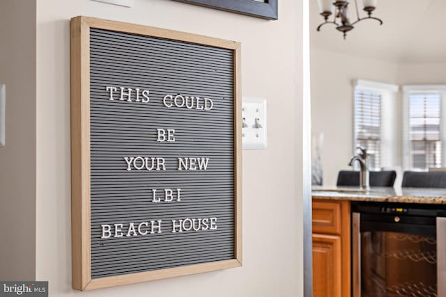 details featuring bar area and wine cooler