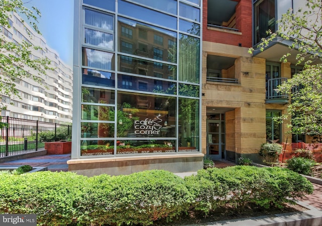 property entrance featuring a balcony