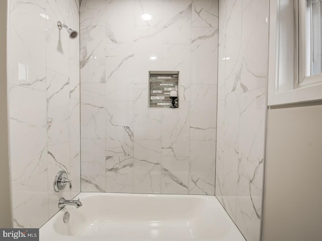 bathroom with tiled shower / bath combo