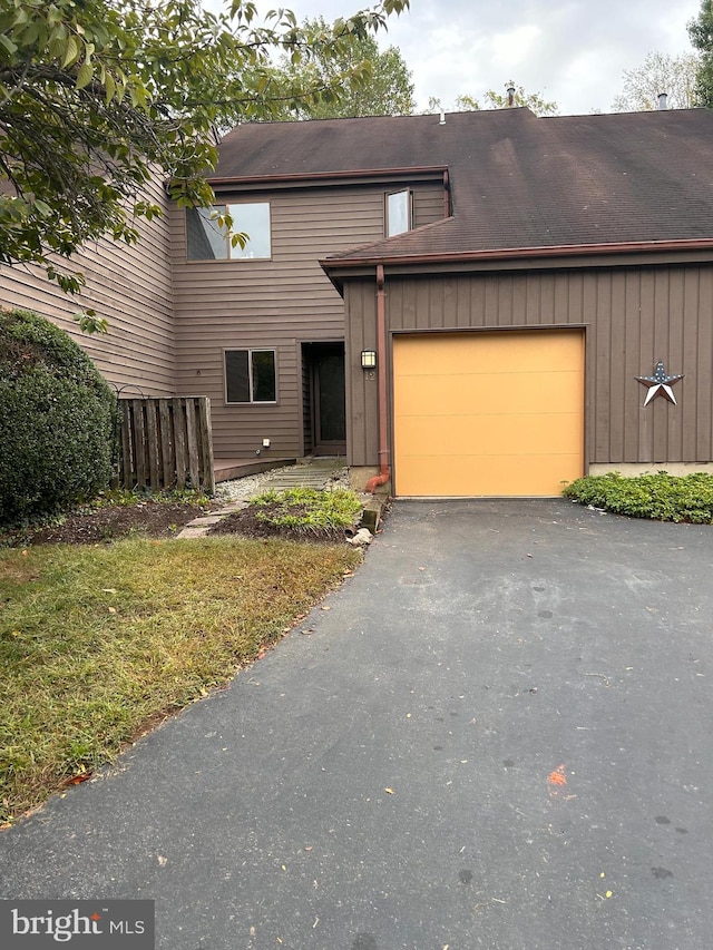 view of front facade featuring a front lawn and a garage