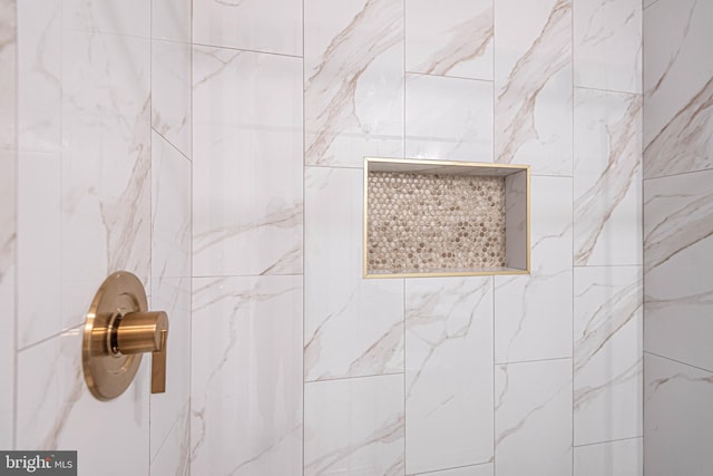 details featuring tiled shower