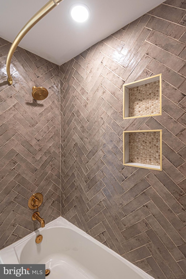 bathroom featuring tiled shower / bath