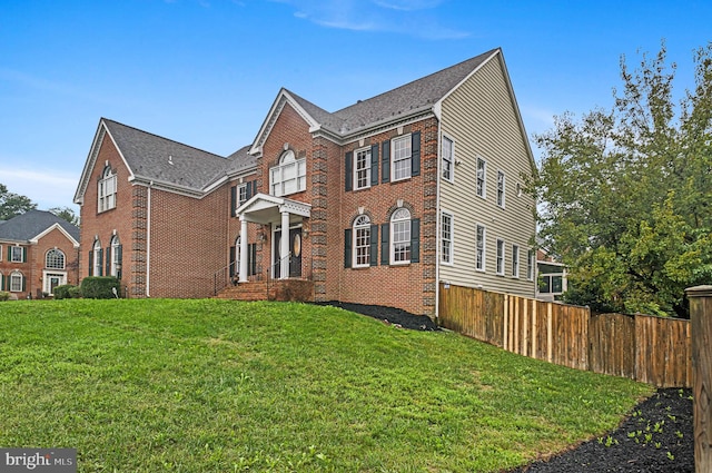 view of front of home featuring a front yard