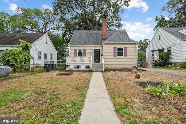 bungalow featuring a front yard