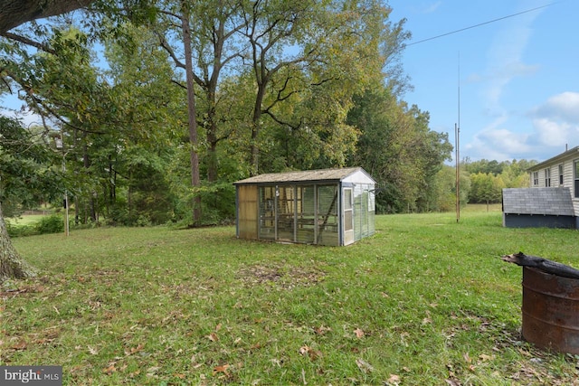 view of yard featuring a storage shed