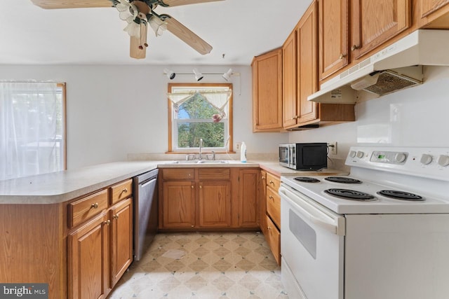 kitchen with ceiling fan, appliances with stainless steel finishes, sink, and kitchen peninsula