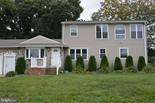 view of front of property featuring a front yard