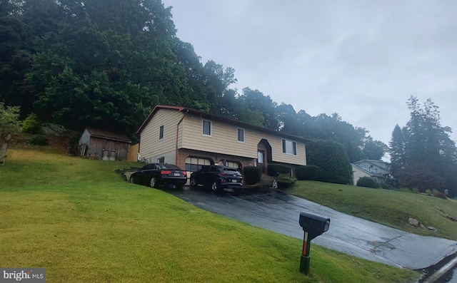 bi-level home featuring a front yard