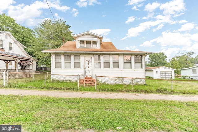 bungalow featuring a front lawn