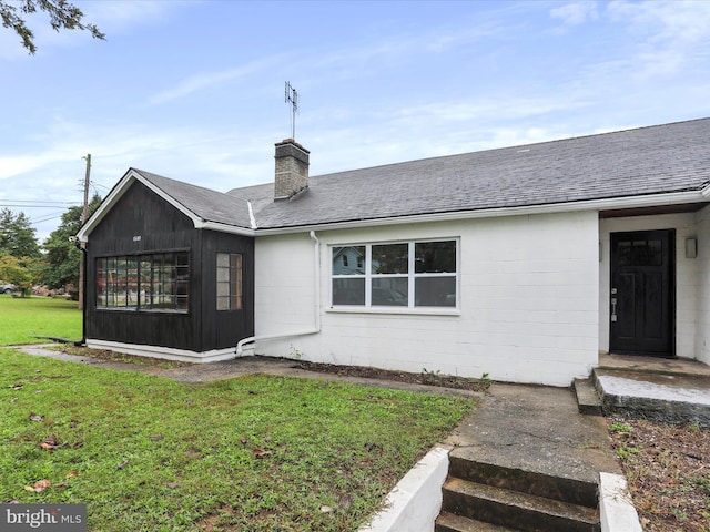 view of front of property featuring a front yard