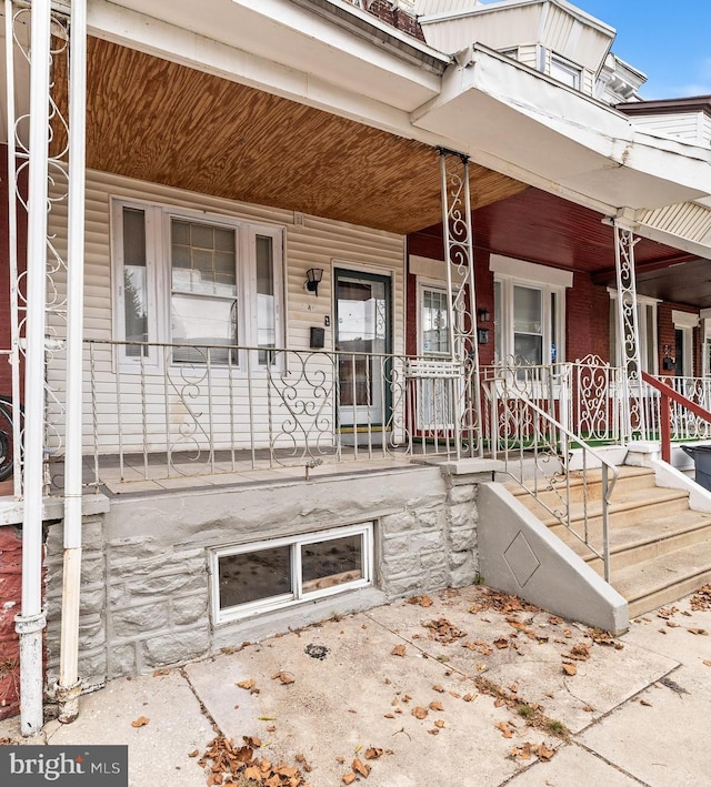 property entrance featuring a porch