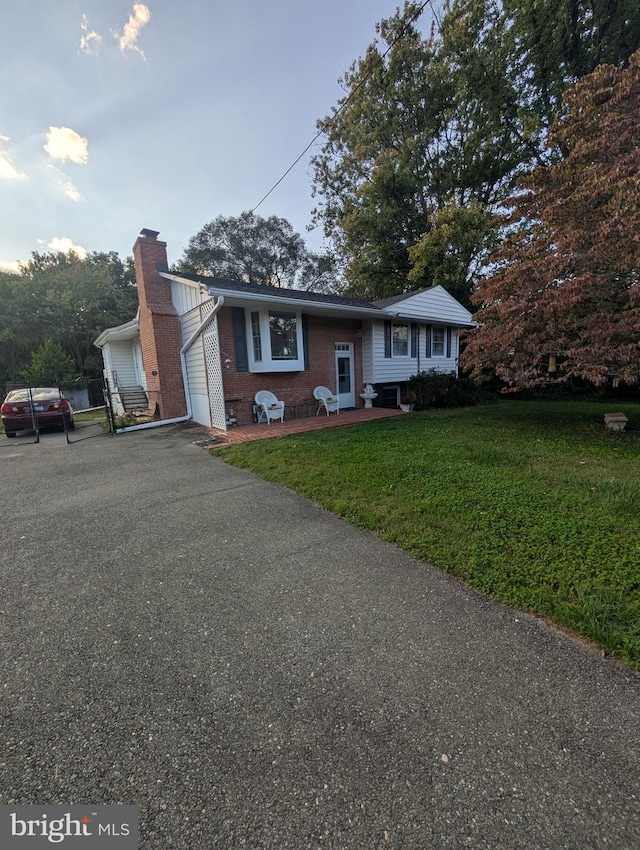 view of front of house featuring a front yard and a garage