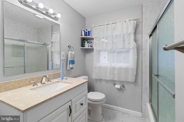 full bathroom with shower / tub combo with curtain, vanity, and toilet