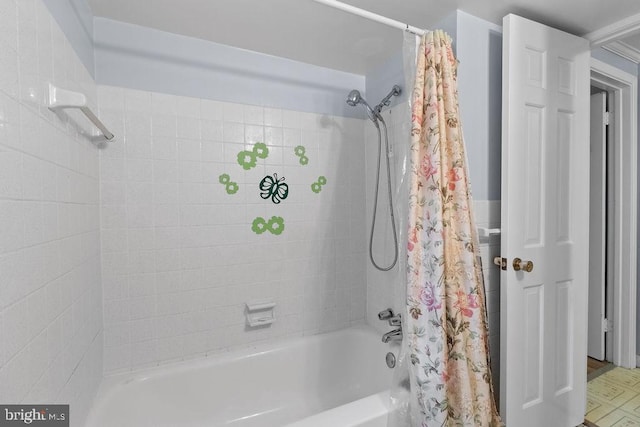 bathroom featuring shower / bath combo with shower curtain