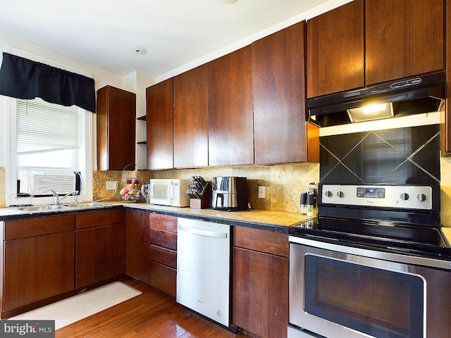 kitchen featuring tasteful backsplash, dark hardwood / wood-style flooring, stainless steel appliances, and sink