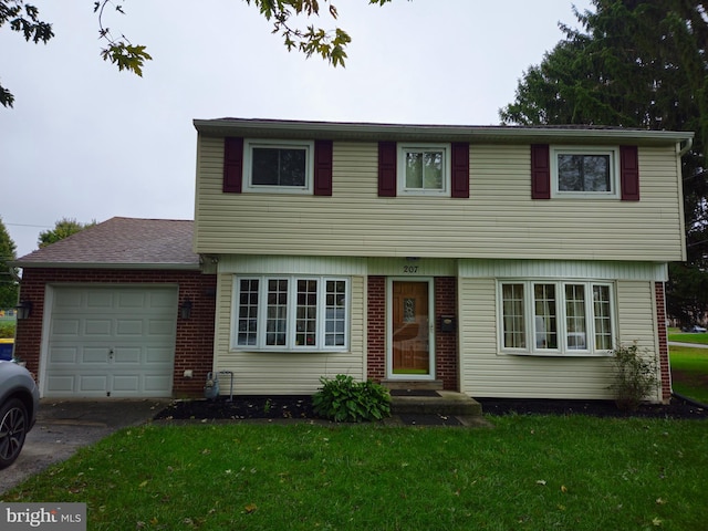 view of front of property featuring a front lawn and a garage