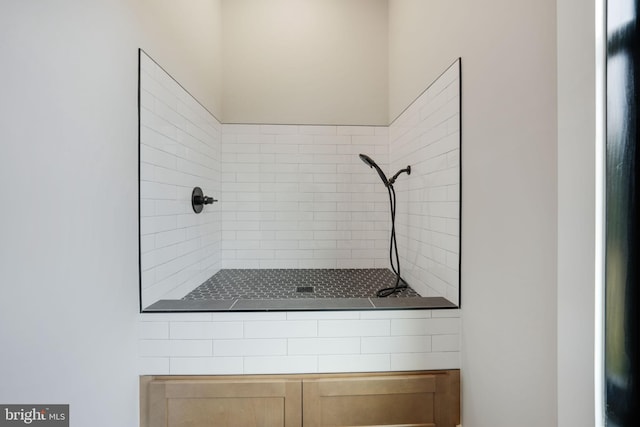 bathroom featuring tiled shower