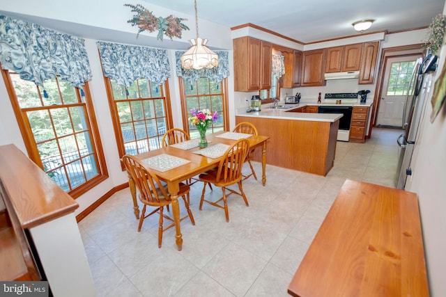 kitchen featuring sink, kitchen peninsula, decorative light fixtures, a notable chandelier, and white electric stove