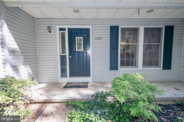 doorway to property with covered porch