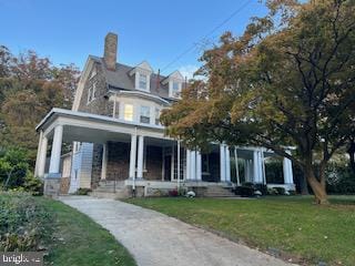 view of front of property featuring a front lawn and covered porch