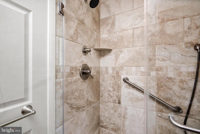 room details featuring tiled shower