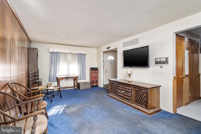 sitting room with carpet floors