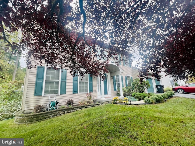 view of front facade featuring a front yard