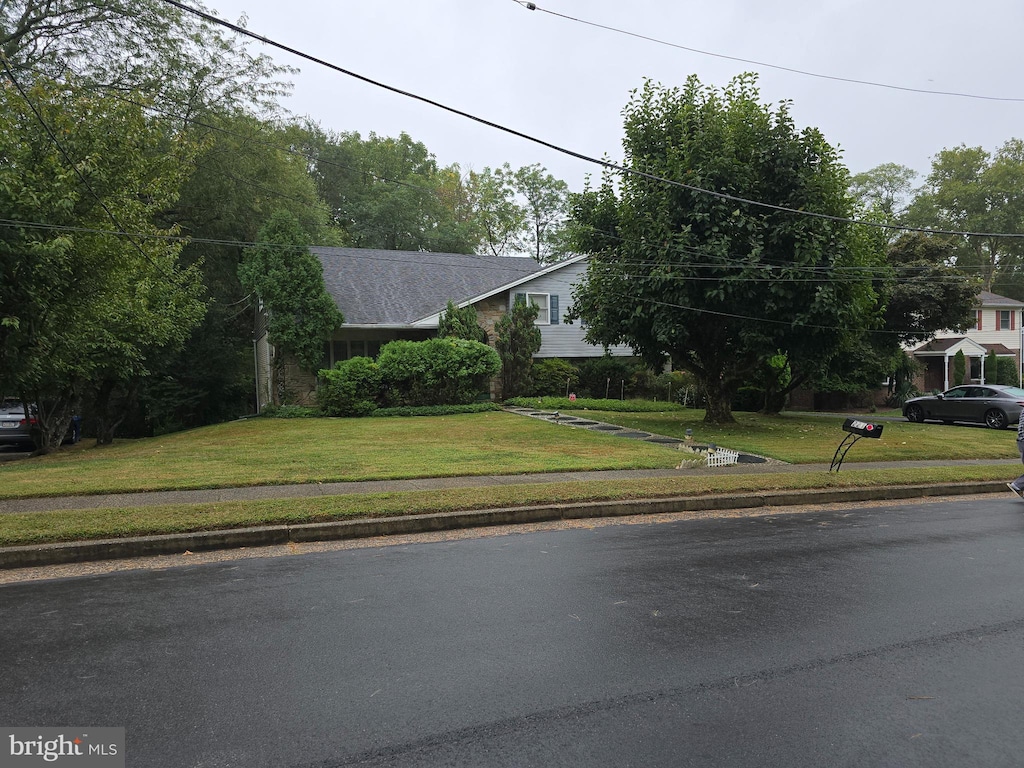 view of front facade with a front lawn