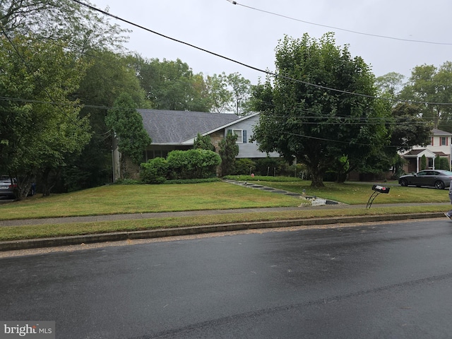 view of front facade with a front lawn