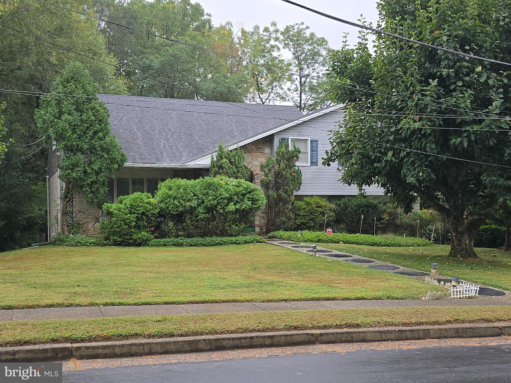 view of front of house with a front lawn